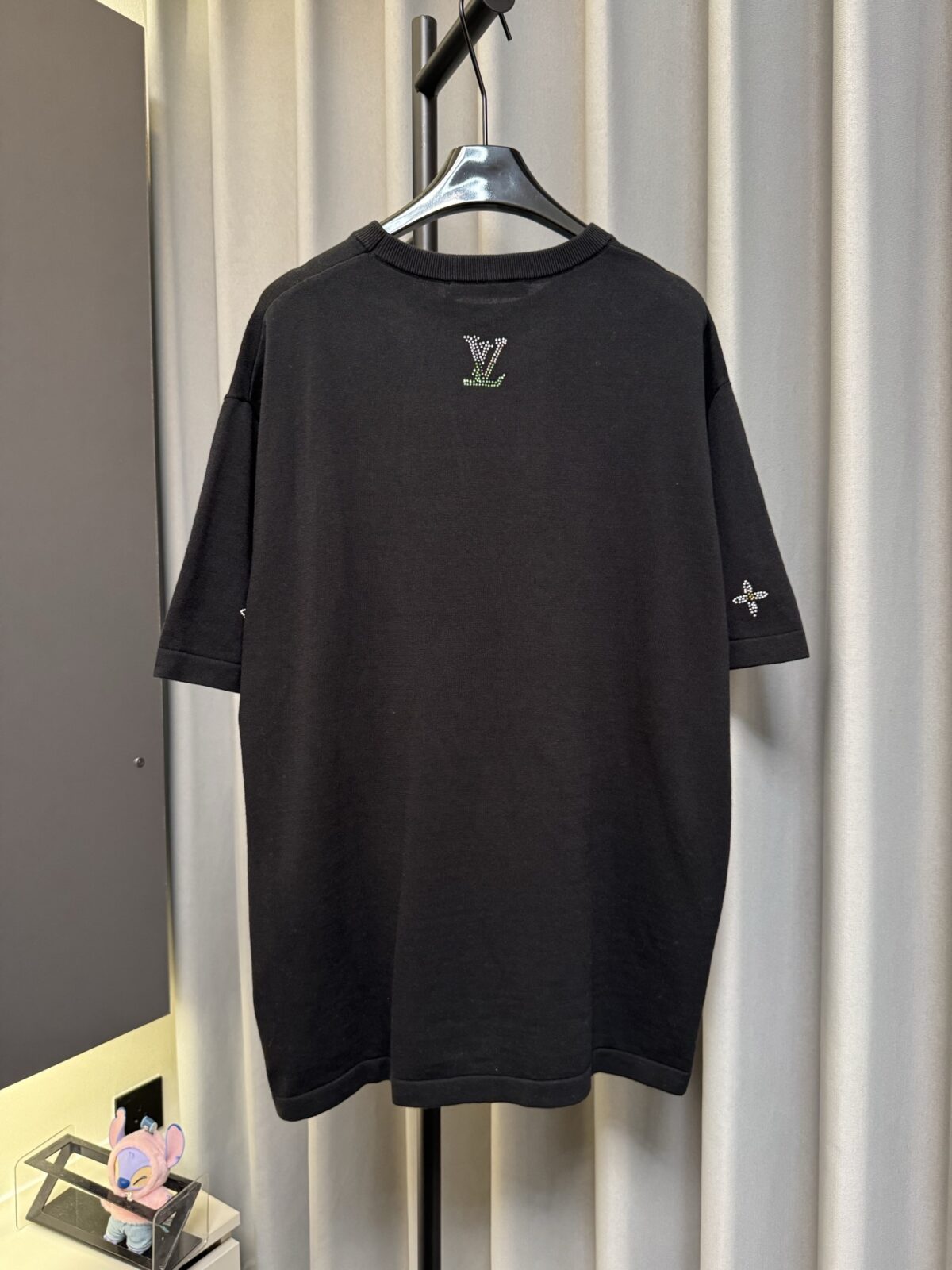 weigou_171935_8_4b275281be P160 【高端复刻】 Louis Vuitton/路易 26ss 老花烫钻针织短袖T恤(黑) 采用定制黑色棉质针织面料,做到100%全棉进口纱线,意大利制造,全幅饰以莱茵石字母标识,定织标志性罗纹领口 袖口 下摆,超紧密度局部编织 高端版 认准版本。 Size:s/m/l/xl