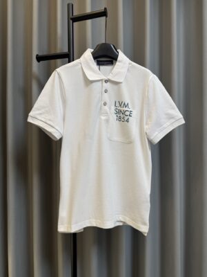 P125 【高端复刻】 LOUIS VUITTO/路易 26FW 春夏新款1854印花polo衫短袖（白） ，延续经典商务休闲翻领POLO恤.该款Polo衫采用丝光珠地棉面料制成，隽永设计可跨越时尚潮流。经典款型，让整体更具细节感 合体的版型，面料采用全棉珠地料，舒适，亲肤，透气好，平时通勤休闲都很实穿的一款 强烈推荐 认准版本。 Size：s/m/l/xl