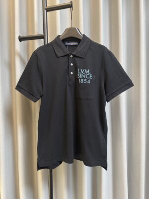 P125 【高端复刻】 LOUIS VUITTO/路易 26FW 春夏新款1854印花polo衫短袖（黑） ，延续经典商务休闲翻领POLO恤.该款Polo衫采用丝光珠地棉面料制成，隽永设计可跨越时尚潮流。经典款型，让整体更具细节感 合体的版型，面料采用全棉珠地料，舒适，亲肤，透气好，平时通勤休闲都很实穿的一款 强烈推荐 认准版本。 Size：s/m/l/xl
