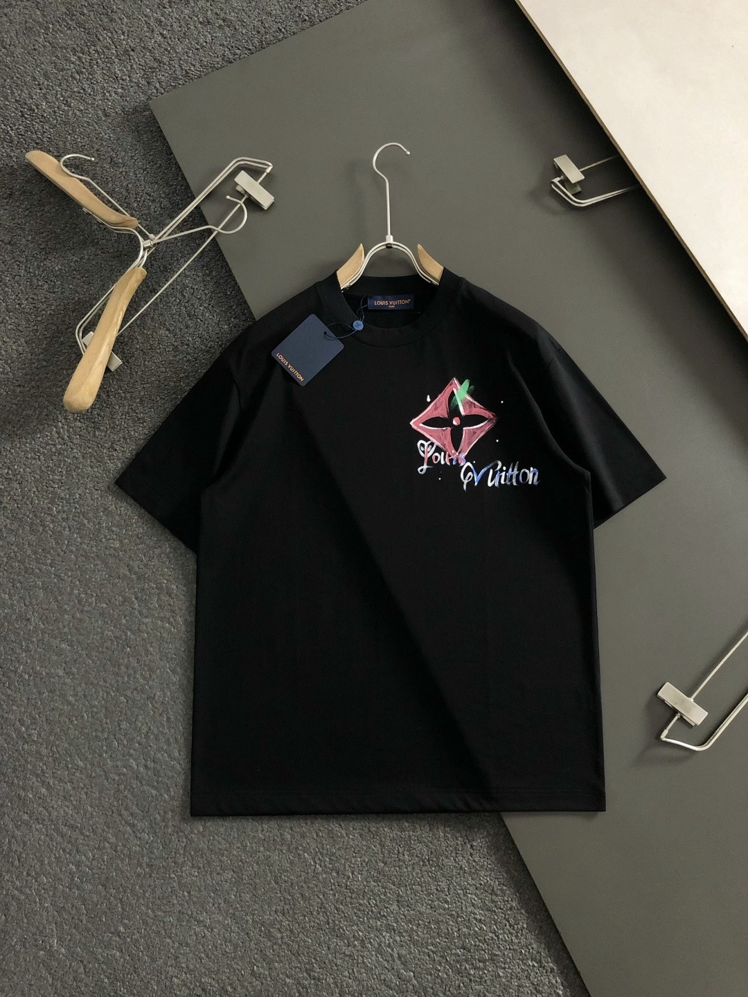 weigou_172010_0_b876cd34df P75 💥 Louis vuitton/LV 路易威登 最新款短袖T恤,绝对的顶级爆款,👀👀胸前logo更显得不凡跟高档,大气,简约,基础,耐看,但又独具风格,结合了一款优质短袖的所有特点,百搭有型,轻松的就能营造各种风格!黄金比例的衣身裁剪设计,客供定制面料,亲肤透气,非常享受的穿着感,让人一看便觉得非常的高级不凡! 颜色:黑色 米白 码数:M-3XL( 下单请报身高体重!)