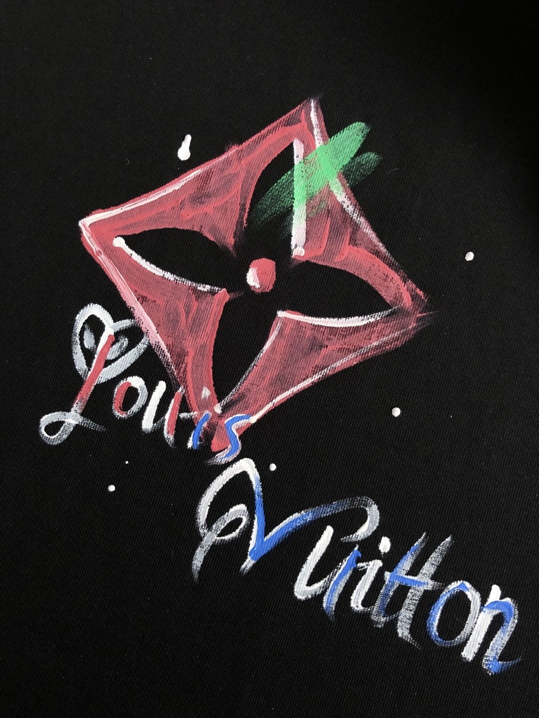 weigou_172010_5_fa30402dc8 P75 💥 Louis vuitton/LV 路易威登 最新款短袖T恤,绝对的顶级爆款,👀👀胸前logo更显得不凡跟高档,大气,简约,基础,耐看,但又独具风格,结合了一款优质短袖的所有特点,百搭有型,轻松的就能营造各种风格!黄金比例的衣身裁剪设计,客供定制面料,亲肤透气,非常享受的穿着感,让人一看便觉得非常的高级不凡! 颜色:黑色 米白 码数:M-3XL( 下单请报身高体重!)