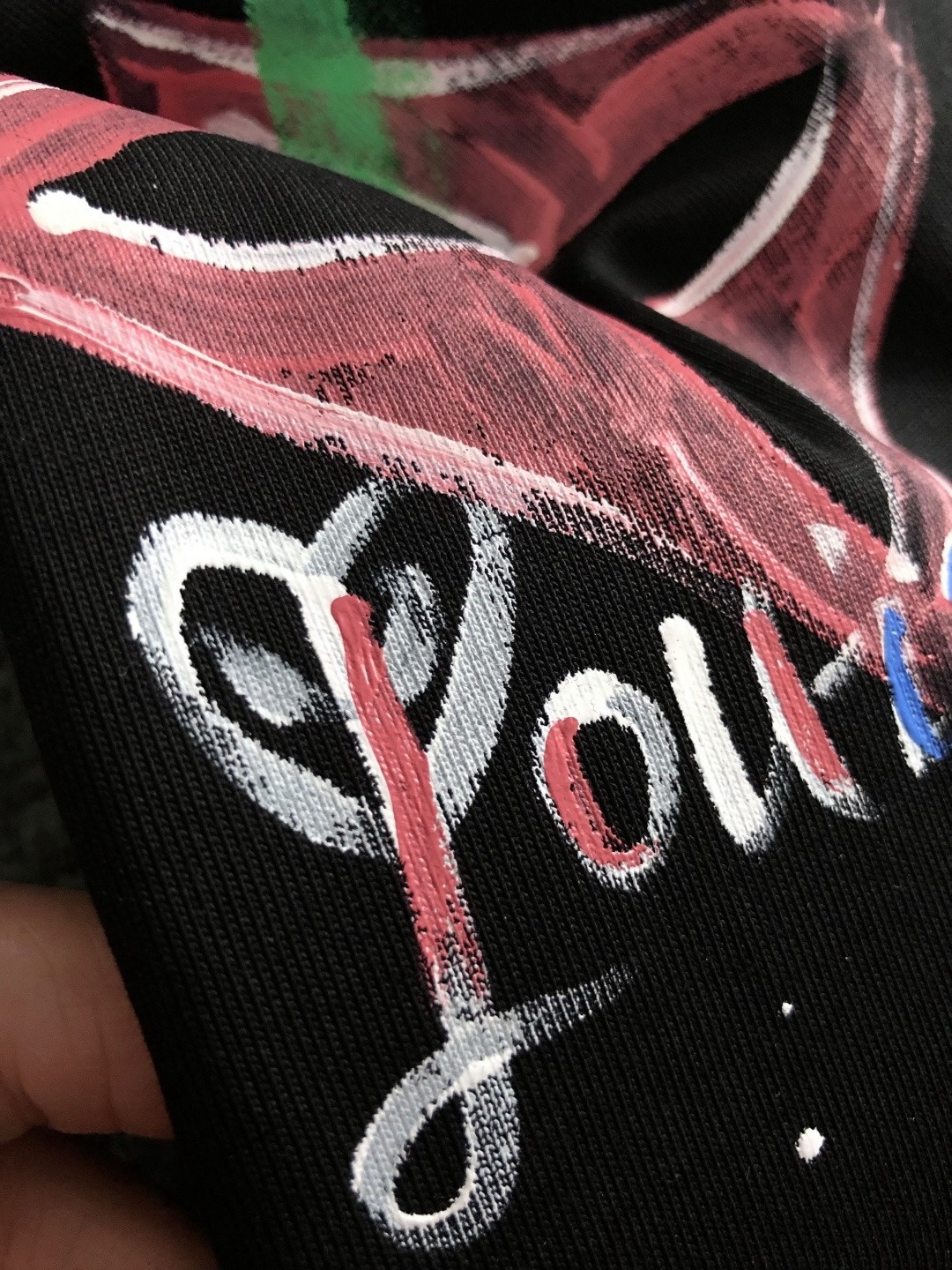 weigou_172010_8_f53bfbd1b9 P75 💥 Louis vuitton/LV 路易威登 最新款短袖T恤,绝对的顶级爆款,👀👀胸前logo更显得不凡跟高档,大气,简约,基础,耐看,但又独具风格,结合了一款优质短袖的所有特点,百搭有型,轻松的就能营造各种风格!黄金比例的衣身裁剪设计,客供定制面料,亲肤透气,非常享受的穿着感,让人一看便觉得非常的高级不凡! 颜色:黑色 米白 码数:M-3XL( 下单请报身高体重!)