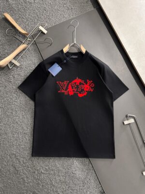 P75 💥 Lv 重磅推荐！夏装新品 专柜在售 经典款历久不衰 最新系列荧光图案logo短袖T恤 必须人手一件的节奏！进口顶极高密度纯棉面料，极为亲肤舒适 摸上去非常的细腻，质感很好，荧光效果，完美体现立体感 符合品牌一贯设计风格，整体非常不错的一款，内搭单穿都完全没问题 尺码：M-3XL