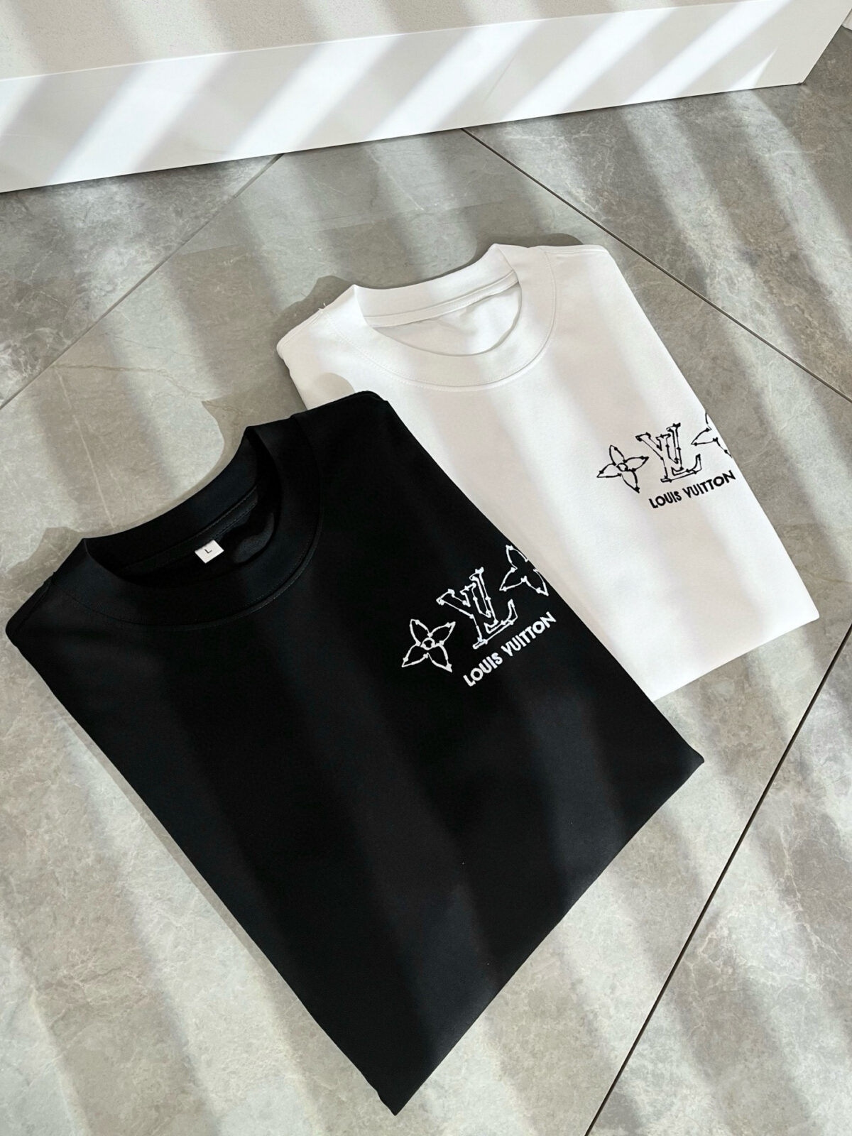 P75 💥 LV 路易威登 26ss夏季新款圆领短袖T恤！270克重磅高端纯棉面料，手感质感都极完美！修身裁剪设计干净利落！时尚又好看！走线做工非常精致！版型效果超赞！而且透气性能超强！任何年龄阶段都可轻松驾驭，男士衣橱里必备的单品。 颜色： 米白 黑色 码数：M-3XL （下单请报身高体重）