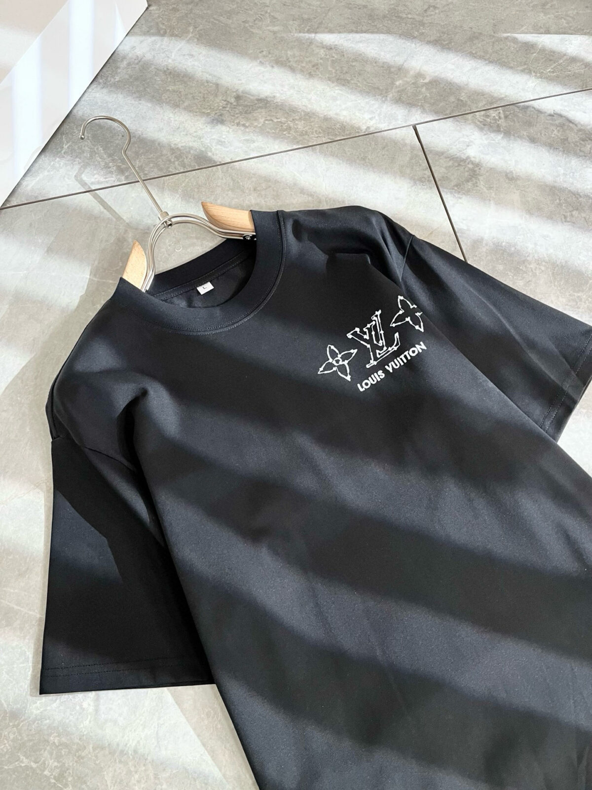 P75 💥 LV 路易威登 26ss夏季新款圆领短袖T恤！270克重磅高端纯棉面料，手感质感都极完美！修身裁剪设计干净利落！时尚又好看！走线做工非常精致！版型效果超赞！而且透气性能超强！任何年龄阶段都可轻松驾驭，男士衣橱里必备的单品。 颜色： 米白 黑色 码数：M-3XL （下单请报身高体重）