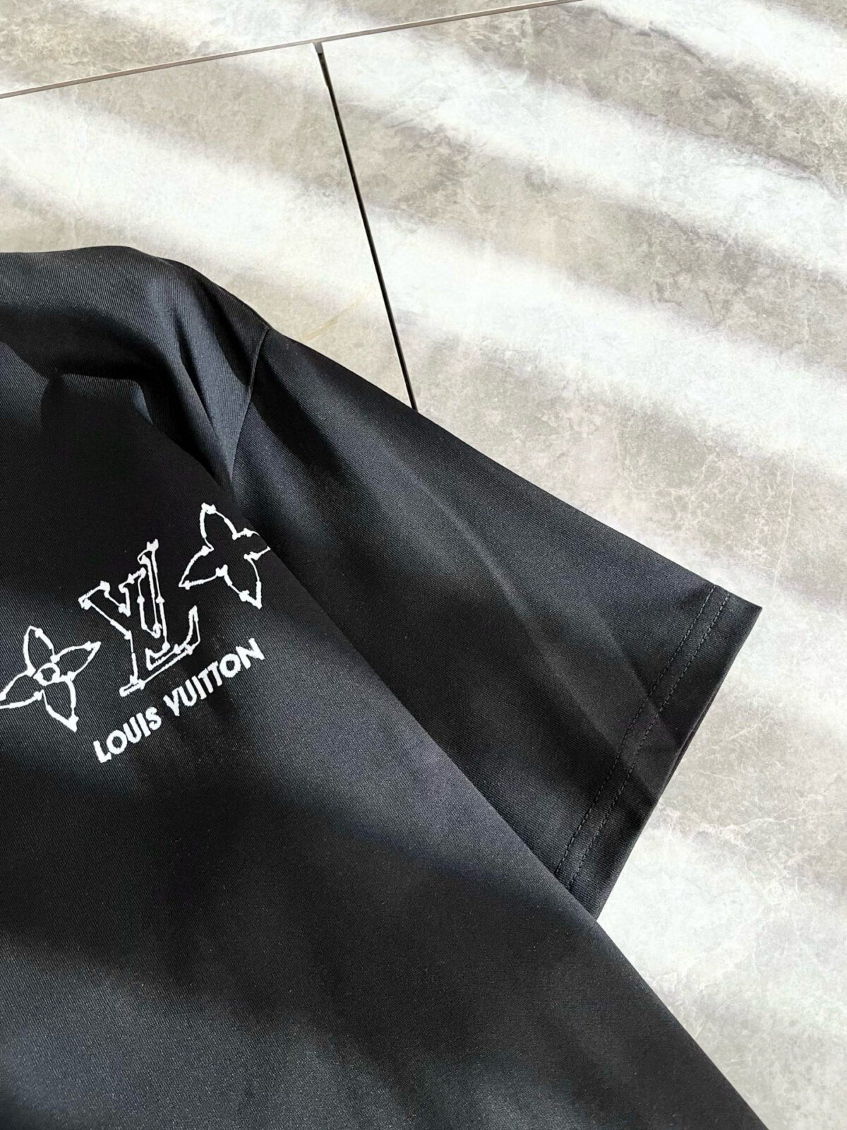 P75 💥 LV 路易威登 26ss夏季新款圆领短袖T恤！270克重磅高端纯棉面料，手感质感都极完美！修身裁剪设计干净利落！时尚又好看！走线做工非常精致！版型效果超赞！而且透气性能超强！任何年龄阶段都可轻松驾驭，男士衣橱里必备的单品。 颜色： 米白 黑色 码数：M-3XL （下单请报身高体重）