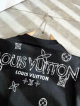 P75 💥 LV 路易威登 26ss夏季新款圆领短袖T恤！270克重磅高端纯棉面料，手感质感都极完美！修身裁剪设计干净利落！时尚又好看！走线做工非常精致！版型效果超赞！而且透气性能超强！任何年龄阶段都可轻松驾驭，男士衣橱里必备的单品。 颜色： 米白 黑色 码数：M-3XL （下单请报身高体重）