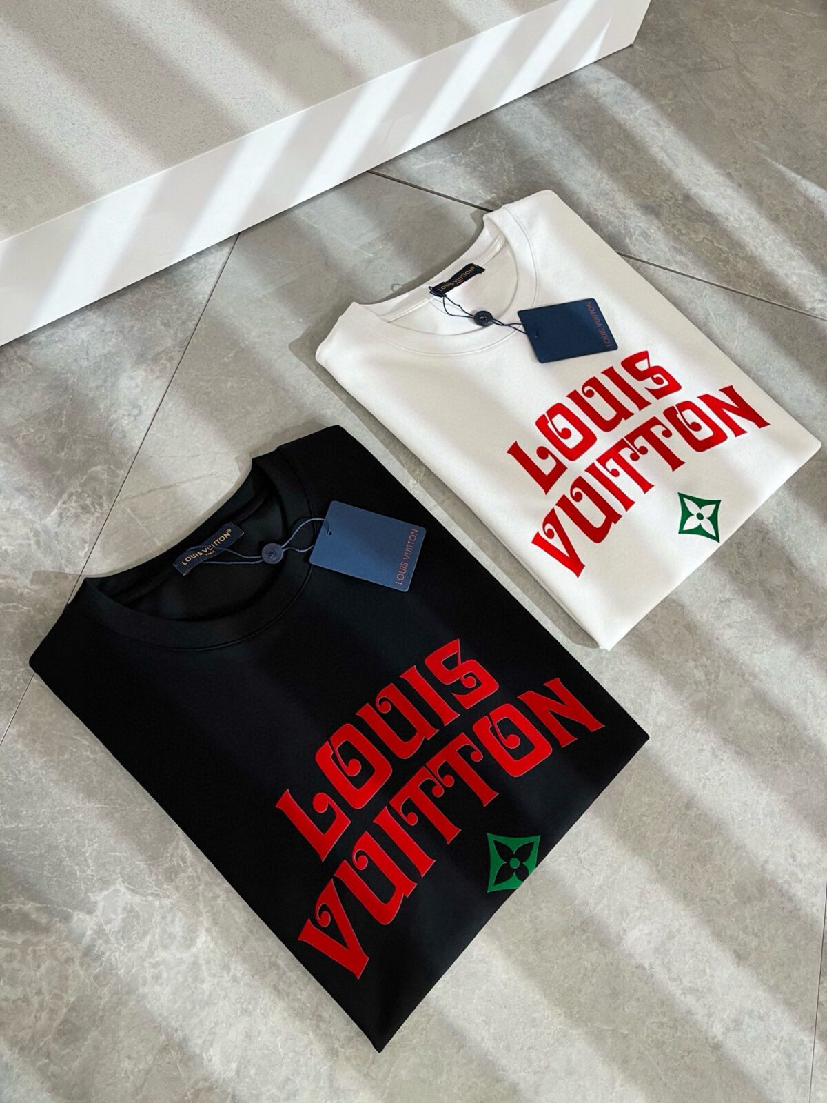weigou_172068_0_4a43666c37 P75 💥 LV 路易威登 26ss夏季新款圆领短袖T恤!270克重磅高端纯棉面料,手感质感都极完美!修身裁剪设计干净利落!时尚又好看!走线做工非常精致!版型效果超赞!而且透气性能超强!任何年龄阶段都可轻松驾驭,男士衣橱里必备的单品。 颜色: 米白 黑色 码数:M-3XL (下单请报身高体重)