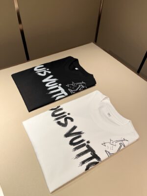 P75 💥 LV 路易威登 26ss夏季新款圆领短袖T恤！270克重磅高端纯棉面料，手感质感都极完美！修身裁剪设计干净利落！时尚又好看！走线做工非常精致！版型效果超赞！而且透气性能超强！任何年龄阶段都可轻松驾驭，男士衣橱里必备的单品。 颜色： 米白 黑色 码数：M-3XL （下单请报身高体重）