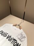 weigou_172079_6_71010c98a6 P75 💥 LV 路易威登 26ss夏季新款圆领短袖T恤!270克重磅高端纯棉面料,手感质感都极完美!修身裁剪设计干净利落!时尚又好看!走线做工非常精致!版型效果超赞!而且透气性能超强!任何年龄阶段都可轻松驾驭,男士衣橱里必备的单品。 颜色: 米白 黑色 码数:M-3XL (下单请报身高体重)