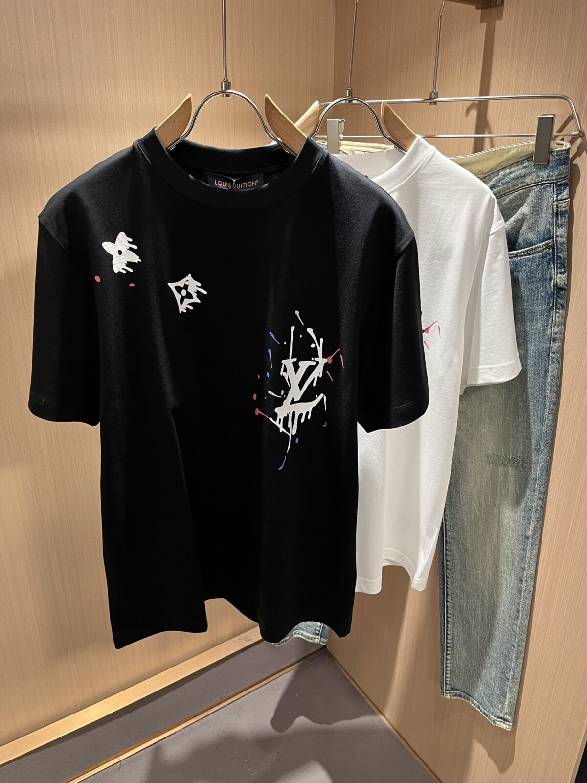 P75 💥 LV 路易威登 26ss夏季新款圆领短袖T恤！270克重磅高端纯棉面料，手感质感都极完美！修身裁剪设计干净利落！时尚又好看！走线做工非常精致！版型效果超赞！而且透气性能超强！任何年龄阶段都可轻松驾驭，男士衣橱里必备的单品。 颜色： 米白 黑色 码数：M-3XL （下单请报身高体重）