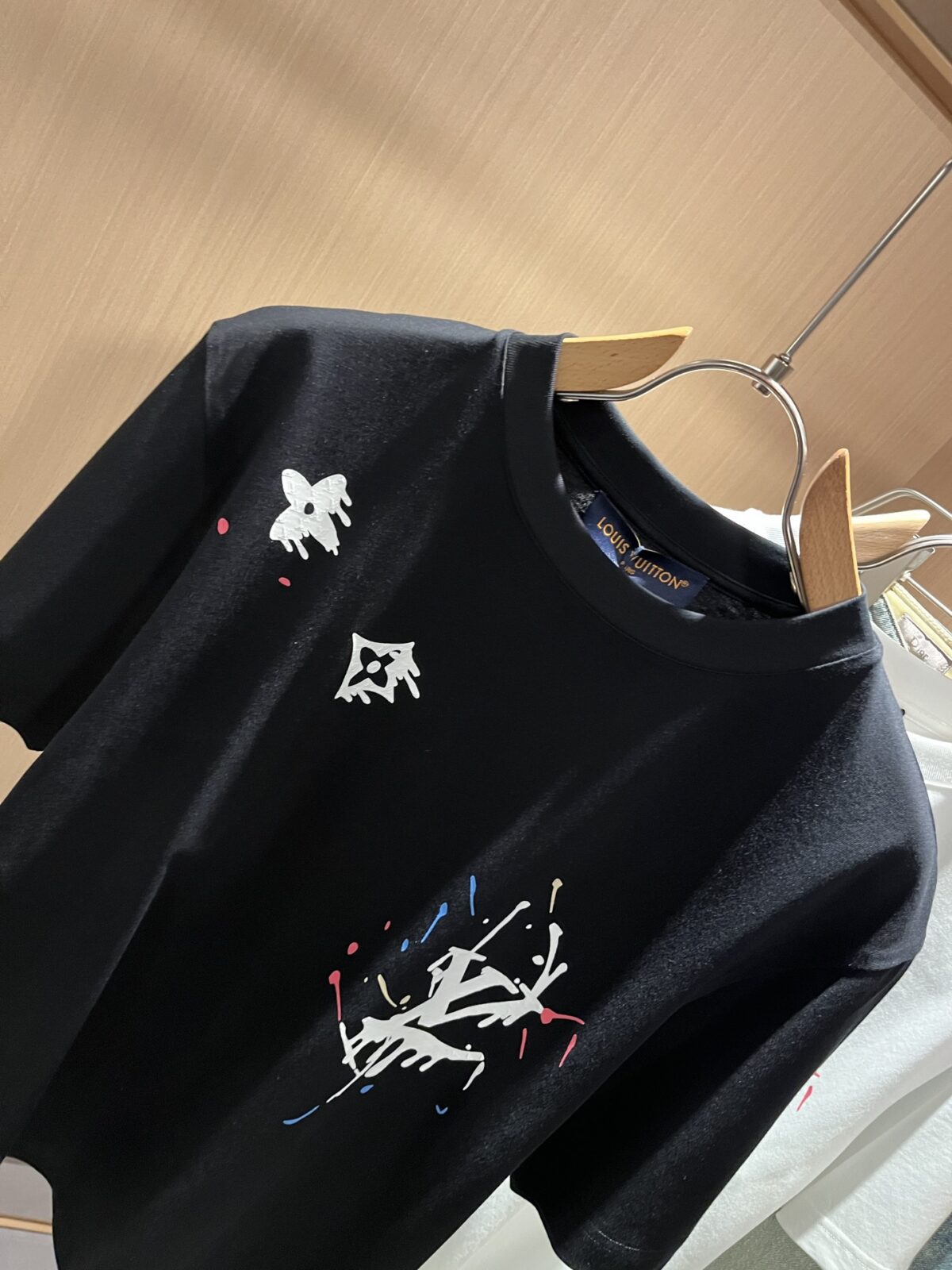P75 💥 LV 路易威登 26ss夏季新款圆领短袖T恤！270克重磅高端纯棉面料，手感质感都极完美！修身裁剪设计干净利落！时尚又好看！走线做工非常精致！版型效果超赞！而且透气性能超强！任何年龄阶段都可轻松驾驭，男士衣橱里必备的单品。 颜色： 米白 黑色 码数：M-3XL （下单请报身高体重）