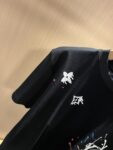 P75 💥 LV 路易威登 26ss夏季新款圆领短袖T恤！270克重磅高端纯棉面料，手感质感都极完美！修身裁剪设计干净利落！时尚又好看！走线做工非常精致！版型效果超赞！而且透气性能超强！任何年龄阶段都可轻松驾驭，男士衣橱里必备的单品。 颜色： 米白 黑色 码数：M-3XL （下单请报身高体重）