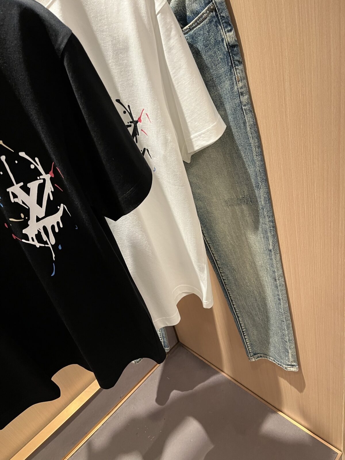 P75 💥 LV 路易威登 26ss夏季新款圆领短袖T恤！270克重磅高端纯棉面料，手感质感都极完美！修身裁剪设计干净利落！时尚又好看！走线做工非常精致！版型效果超赞！而且透气性能超强！任何年龄阶段都可轻松驾驭，男士衣橱里必备的单品。 颜色： 米白 黑色 码数：M-3XL （下单请报身高体重）