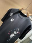 P75 💥 LV 路易威登 26ss夏季新款圆领短袖T恤！270克重磅高端纯棉面料，手感质感都极完美！修身裁剪设计干净利落！时尚又好看！走线做工非常精致！版型效果超赞！而且透气性能超强！任何年龄阶段都可轻松驾驭，男士衣橱里必备的单品。 颜色： 米白 黑色 码数：M-3XL （下单请报身高体重）