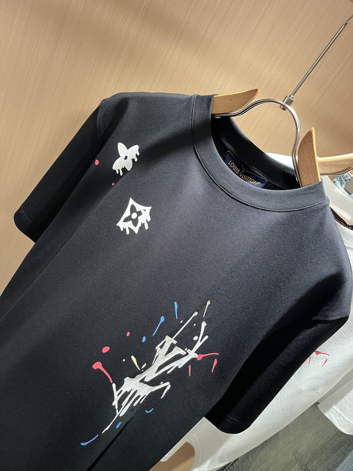 P75 💥 LV 路易威登 26ss夏季新款圆领短袖T恤！270克重磅高端纯棉面料，手感质感都极完美！修身裁剪设计干净利落！时尚又好看！走线做工非常精致！版型效果超赞！而且透气性能超强！任何年龄阶段都可轻松驾驭，男士衣橱里必备的单品。 颜色： 米白 黑色 码数：M-3XL （下单请报身高体重）