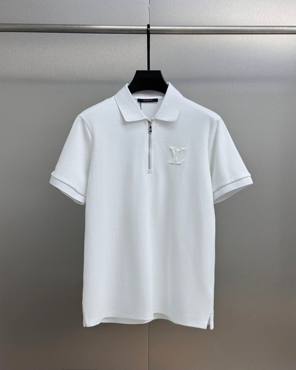 P115 Lv 2026ss春夏高品质短袖翻领polo衫 🔥采用进口客供丝光珠地面料 品牌logo 原版五金辅料 原厂原标 精心设计 大牌品质 超值好货 原版定制1:1细节还原 罗纹针织条纹衣领 宽松版型 上身超赞 尺码：M~XXL