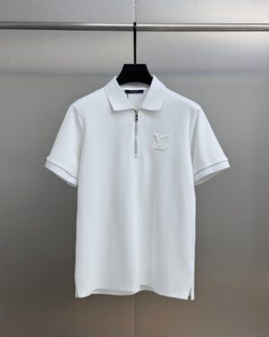 weigou_172109_0_1c3d7002c5 P115 Lv 2026ss春夏高品质短袖翻领polo衫 🔥采用进口客供丝光珠地面料 品牌logo 原版五金辅料 原厂原标 精心设计 大牌品质 超值好货 原版定制1:1细节还原 罗纹针织条纹衣领 宽松版型 上身超赞 尺码:M~XXL