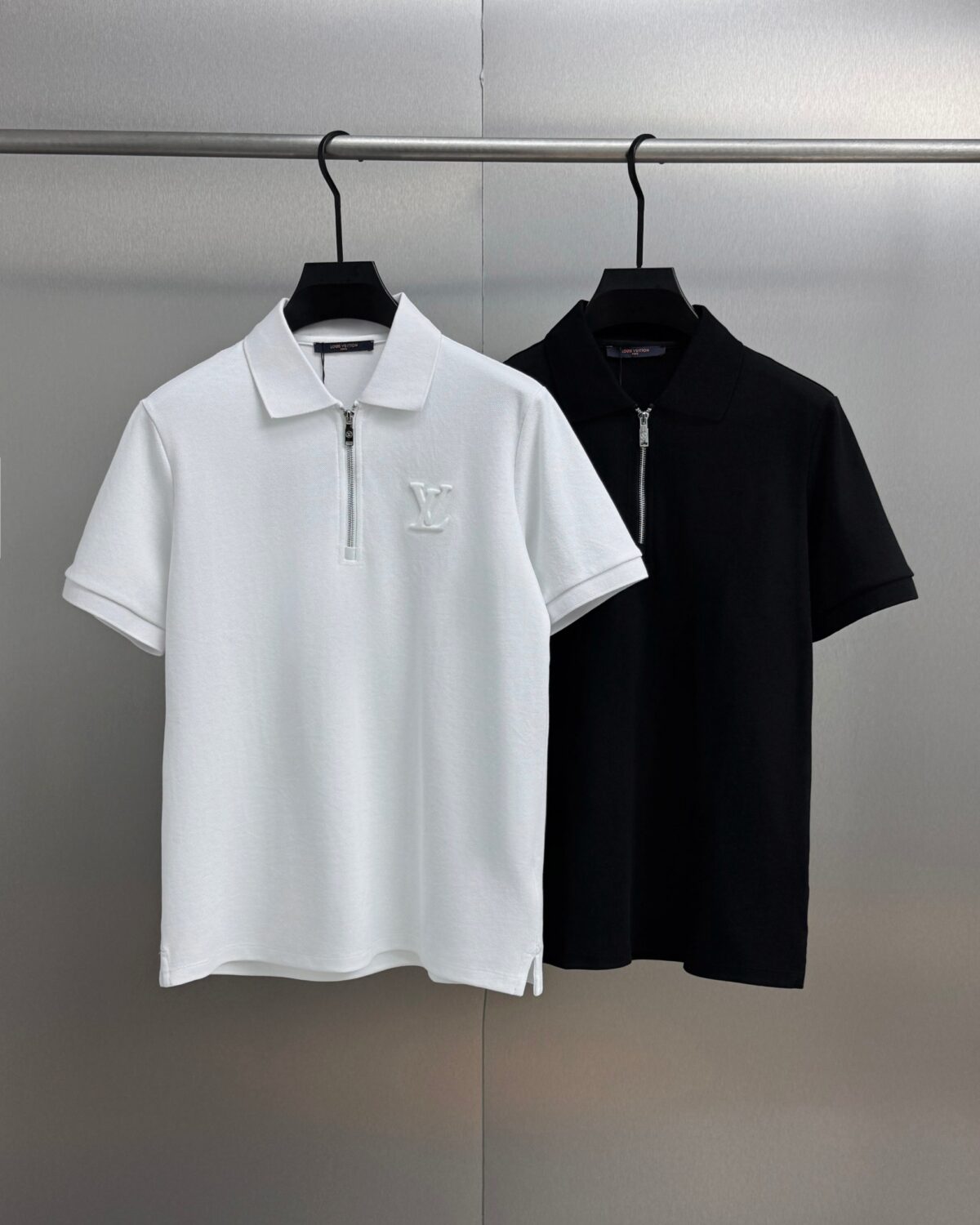 P115 Lv 2026ss春夏高品质短袖翻领polo衫 🔥采用进口客供丝光珠地面料 品牌logo 原版五金辅料 原厂原标 精心设计 大牌品质 超值好货 原版定制1:1细节还原 罗纹针织条纹衣领 宽松版型 上身超赞 尺码：M~XXL