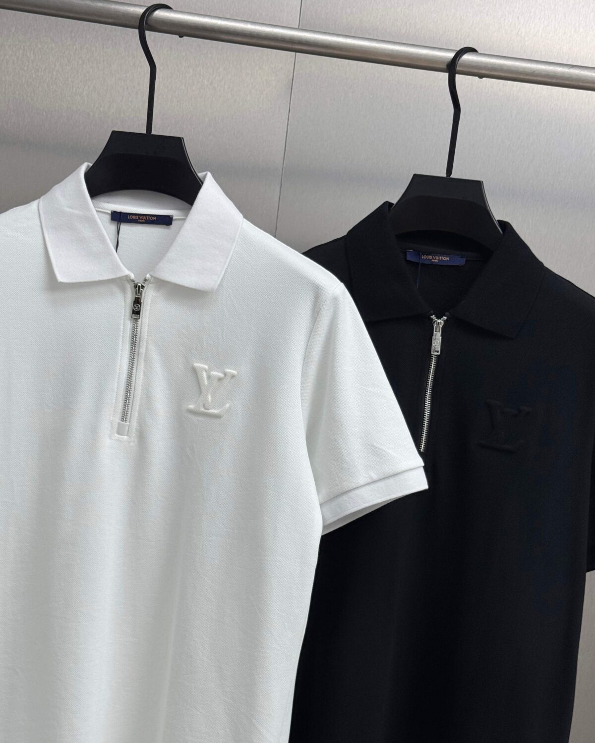P115 Lv 2026ss春夏高品质短袖翻领polo衫 🔥采用进口客供丝光珠地面料 品牌logo 原版五金辅料 原厂原标 精心设计 大牌品质 超值好货 原版定制1:1细节还原 罗纹针织条纹衣领 宽松版型 上身超赞 尺码：M~XXL