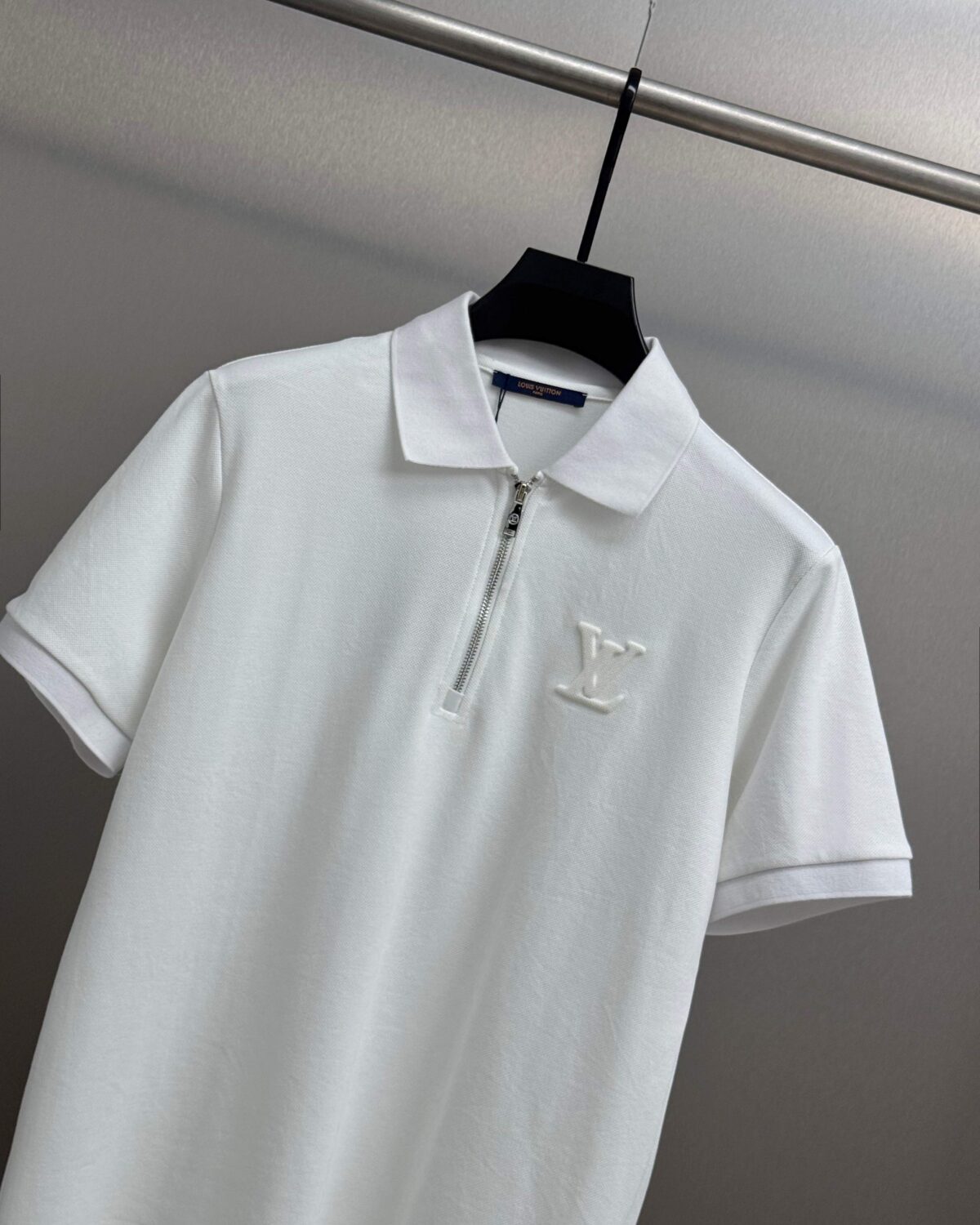 P115 Lv 2026ss春夏高品质短袖翻领polo衫 🔥采用进口客供丝光珠地面料 品牌logo 原版五金辅料 原厂原标 精心设计 大牌品质 超值好货 原版定制1:1细节还原 罗纹针织条纹衣领 宽松版型 上身超赞 尺码：M~XXL