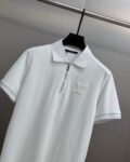 P115 Lv 2026ss春夏高品质短袖翻领polo衫 🔥采用进口客供丝光珠地面料 品牌logo 原版五金辅料 原厂原标 精心设计 大牌品质 超值好货 原版定制1:1细节还原 罗纹针织条纹衣领 宽松版型 上身超赞 尺码：M~XXL