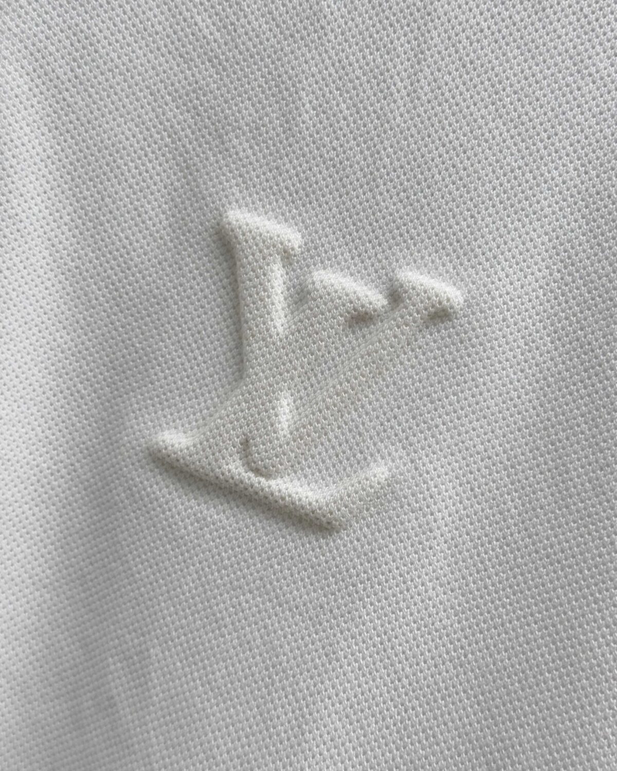 P115 Lv 2026ss春夏高品质短袖翻领polo衫 🔥采用进口客供丝光珠地面料 品牌logo 原版五金辅料 原厂原标 精心设计 大牌品质 超值好货 原版定制1:1细节还原 罗纹针织条纹衣领 宽松版型 上身超赞 尺码：M~XXL