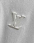 P115 Lv 2026ss春夏高品质短袖翻领polo衫 🔥采用进口客供丝光珠地面料 品牌logo 原版五金辅料 原厂原标 精心设计 大牌品质 超值好货 原版定制1:1细节还原 罗纹针织条纹衣领 宽松版型 上身超赞 尺码：M~XXL