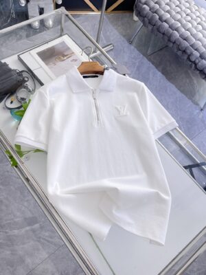 weigou_172125_0_34220e64db P115 Lv* 2026ss春夏高品质短袖翻领polo衫 长期有货🌹采用进口客供丝光珠地面料 品牌logo 原版五金辅料 原厂原标 精心设计 大牌品质 超值好货 原版定制1:1细节还原 罗纹针织条纹衣领 宽松版型 上身超赞 尺码:M~XXL