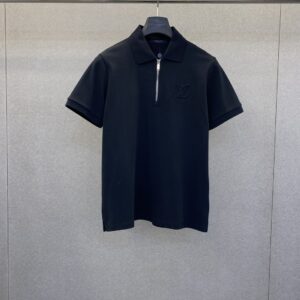 weigou_172155_0_6a3b60d938 P115 Lv 2026ss春夏新品高品质短袖翻领polo衫重磅登场🔥采用进口客供丝光珠地面料 品牌logo 原版五金辅料 原厂原标 精心设计 大牌品质 超值好货🎁原版定制1:1细节还原 罗纹针织条纹衣领 宽松版型 上身超赞 尺码:M~XXL
