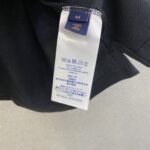 P115 Lv 2026ss春夏新品高品质短袖翻领polo衫重磅登场🔥采用进口客供丝光珠地面料 品牌logo 原版五金辅料 原厂原标 精心设计 大牌品质 超值好货🎁原版定制1:1细节还原 罗纹针织条纹衣领 宽松版型 上身超赞 尺码：M~XXL