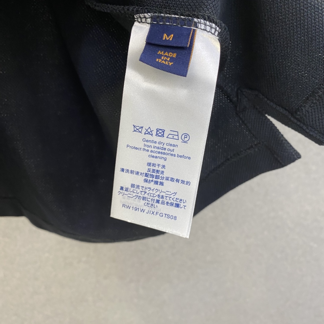 P115 Lv 2026ss春夏新品高品质短袖翻领polo衫重磅登场🔥采用进口客供丝光珠地面料 品牌logo 原版五金辅料 原厂原标 精心设计 大牌品质 超值好货🎁原版定制1:1细节还原 罗纹针织条纹衣领 宽松版型 上身超赞 尺码：M~XXL