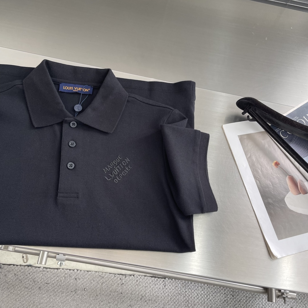 P115 🔥Lv*26ss春夏新品高品质短袖翻领polo衫重磅登场🌹采用进口客供丝光珠地面料 品牌logo 原版五金辅料 原厂原标 精心设计 大牌品质 超值好货🧧原版定制1:1细节还原 罗纹针织条纹衣领 宽松版型 上身超赞 尺码：M~XXL