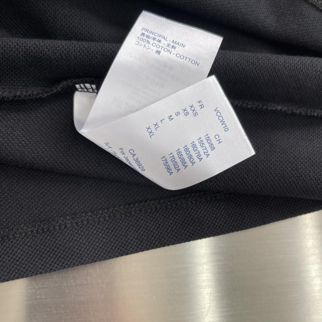 P115 🔥Lv*26ss春夏新品高品质短袖翻领polo衫重磅登场🌹采用进口客供丝光珠地面料 品牌logo 原版五金辅料 原厂原标 精心设计 大牌品质 超值好货🧧原版定制1:1细节还原 罗纹针织条纹衣领 宽松版型 上身超赞 尺码：M~XXL