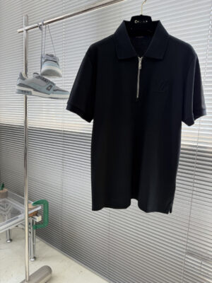 weigou_172183_0_ee607c244a P115 🔥Lv*26ss春夏新品高品质短袖翻领polo衫重磅登场🌹采用进口客供丝光珠地面料 品牌logo 原版五金辅料 原厂原标 精心设计 大牌品质 超值好货🧧原版定制1:1细节还原 罗纹针织条纹衣领 宽松版型 上身超赞 尺码:M~XXL