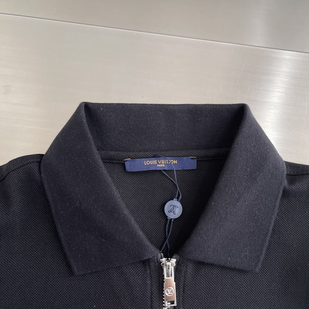 P115 🔥Lv*26ss春夏新品高品质短袖翻领polo衫重磅登场🌹采用进口客供丝光珠地面料 品牌logo 原版五金辅料 原厂原标 精心设计 大牌品质 超值好货🧧原版定制1:1细节还原 罗纹针织条纹衣领 宽松版型 上身超赞 尺码：M~XXL