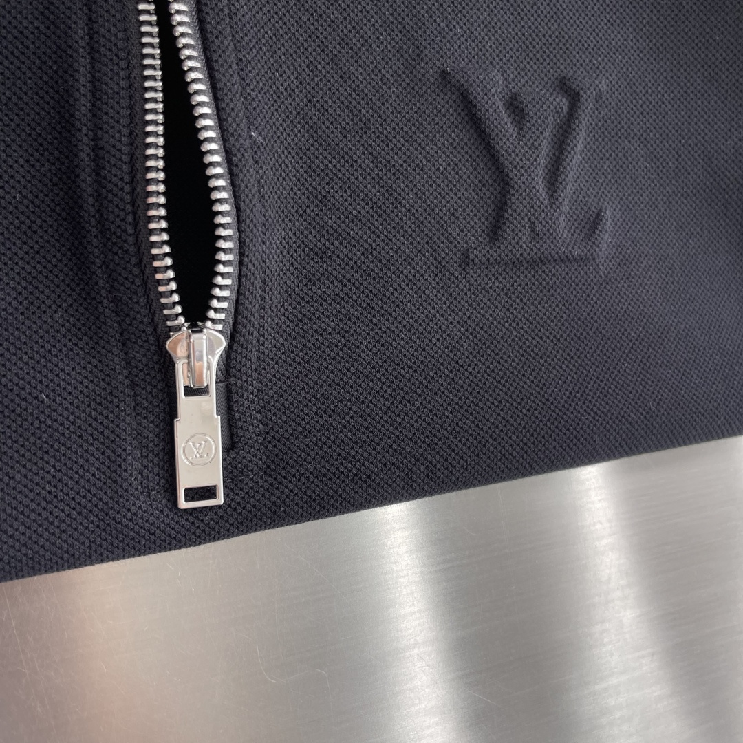 P115 🔥Lv*26ss春夏新品高品质短袖翻领polo衫重磅登场🌹采用进口客供丝光珠地面料 品牌logo 原版五金辅料 原厂原标 精心设计 大牌品质 超值好货🧧原版定制1:1细节还原 罗纹针织条纹衣领 宽松版型 上身超赞 尺码：M~XXL