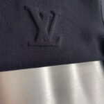 P115 🔥Lv*26ss春夏新品高品质短袖翻领polo衫重磅登场🌹采用进口客供丝光珠地面料 品牌logo 原版五金辅料 原厂原标 精心设计 大牌品质 超值好货🧧原版定制1:1细节还原 罗纹针织条纹衣领 宽松版型 上身超赞 尺码：M~XXL