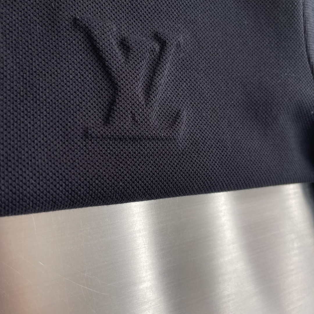 P115 🔥Lv*26ss春夏新品高品质短袖翻领polo衫重磅登场🌹采用进口客供丝光珠地面料 品牌logo 原版五金辅料 原厂原标 精心设计 大牌品质 超值好货🧧原版定制1:1细节还原 罗纹针织条纹衣领 宽松版型 上身超赞 尺码：M~XXL