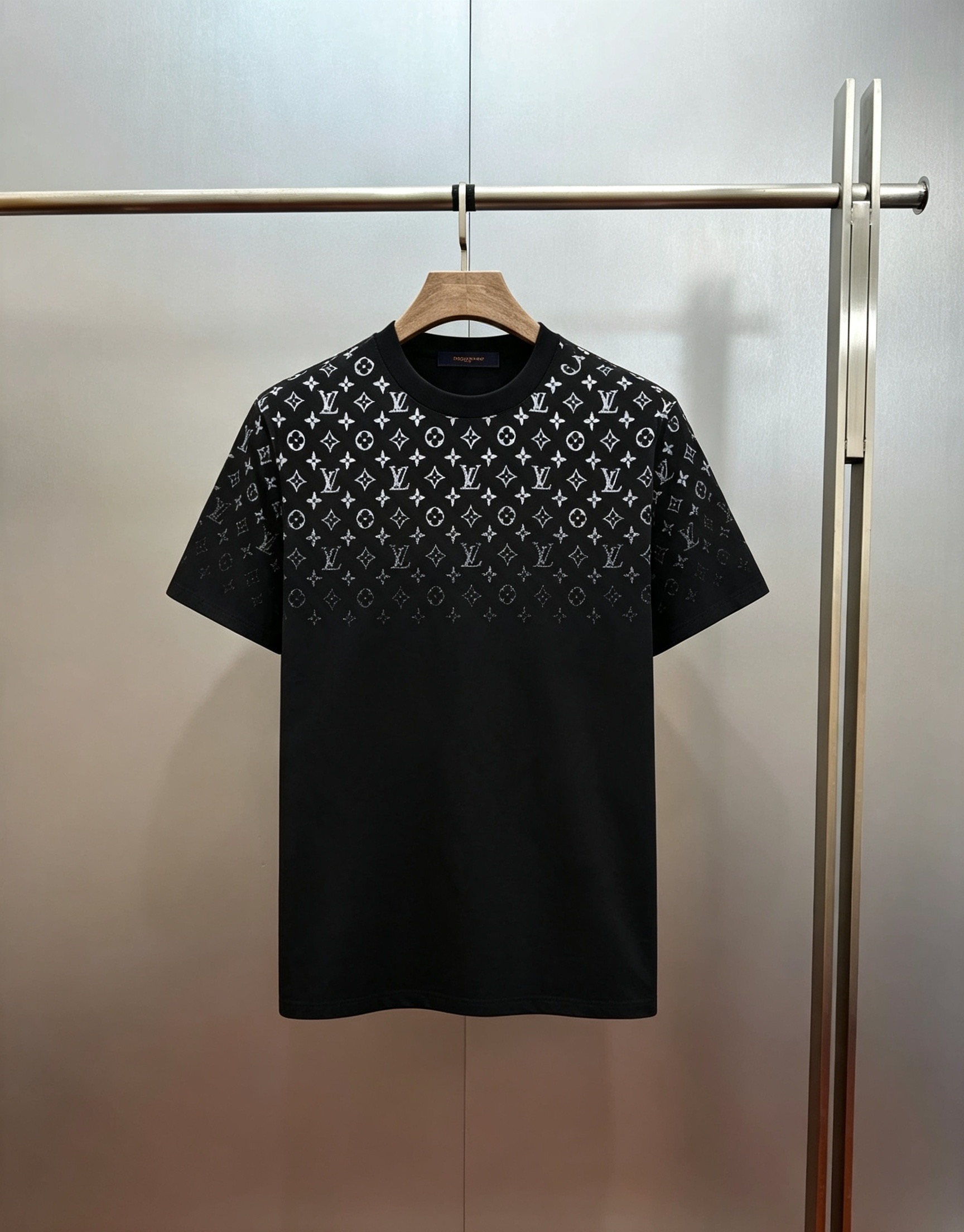 weigou_172212_0_c4a29f6708 P115 LOUIS VUITTON 经典渐变棉质圆领短袖 正品8450购入开发,21支精疏棉平纹面料,1*1索罗纳罗纹,面料酵洗,胶浆印花,定制1:1商标,合身版型 尺码:S M L XL