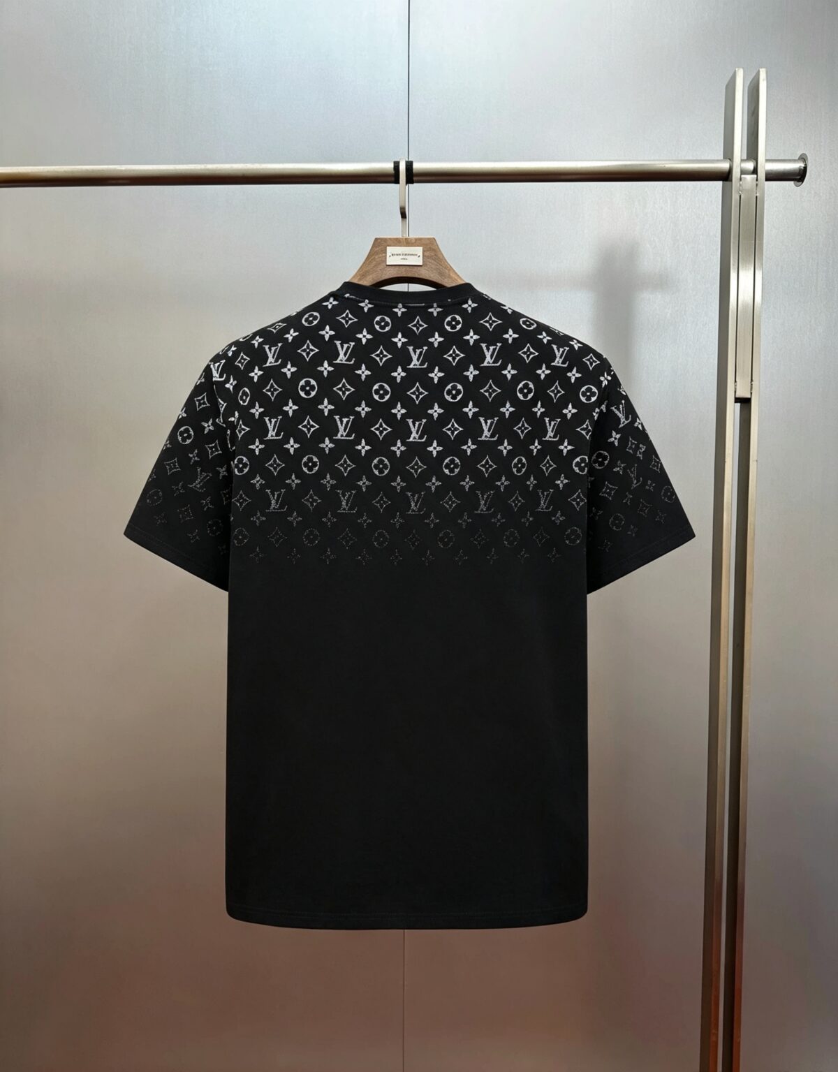 P115 LOUIS VUITTON 经典渐变棉质圆领短袖 正品8450购入开发，21支精疏棉平纹面料，1*1索罗纳罗纹，面料酵洗，胶浆印花，定制1：1商标，合身版型 尺码：S M L XL