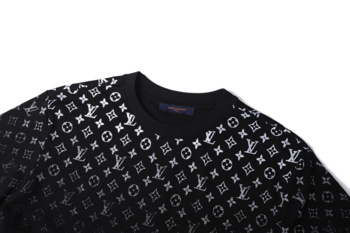 P115 LOUIS VUITTON 经典渐变棉质圆领短袖 正品8450购入开发，21支精疏棉平纹面料，1*1索罗纳罗纹，面料酵洗，胶浆印花，定制1：1商标，合身版型 尺码：S M L XL