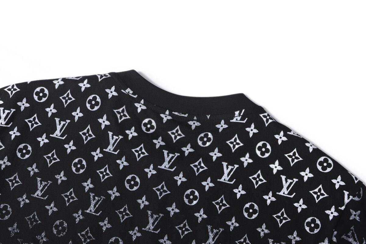 P115 LOUIS VUITTON 经典渐变棉质圆领短袖 正品8450购入开发，21支精疏棉平纹面料，1*1索罗纳罗纹，面料酵洗，胶浆印花，定制1：1商标，合身版型 尺码：S M L XL