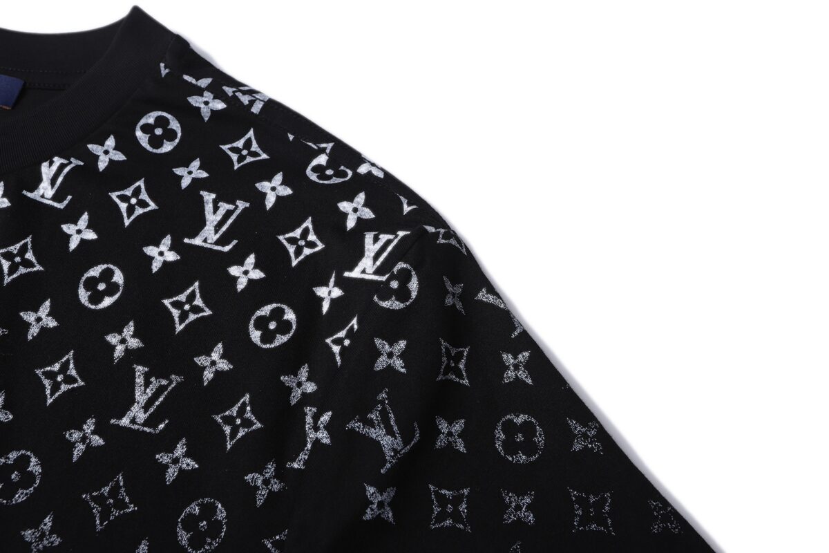 P115 LOUIS VUITTON 经典渐变棉质圆领短袖 正品8450购入开发，21支精疏棉平纹面料，1*1索罗纳罗纹，面料酵洗，胶浆印花，定制1：1商标，合身版型 尺码：S M L XL