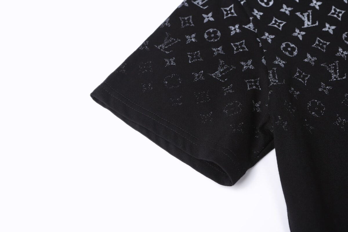 P115 LOUIS VUITTON 经典渐变棉质圆领短袖 正品8450购入开发，21支精疏棉平纹面料，1*1索罗纳罗纹，面料酵洗，胶浆印花，定制1：1商标，合身版型 尺码：S M L XL