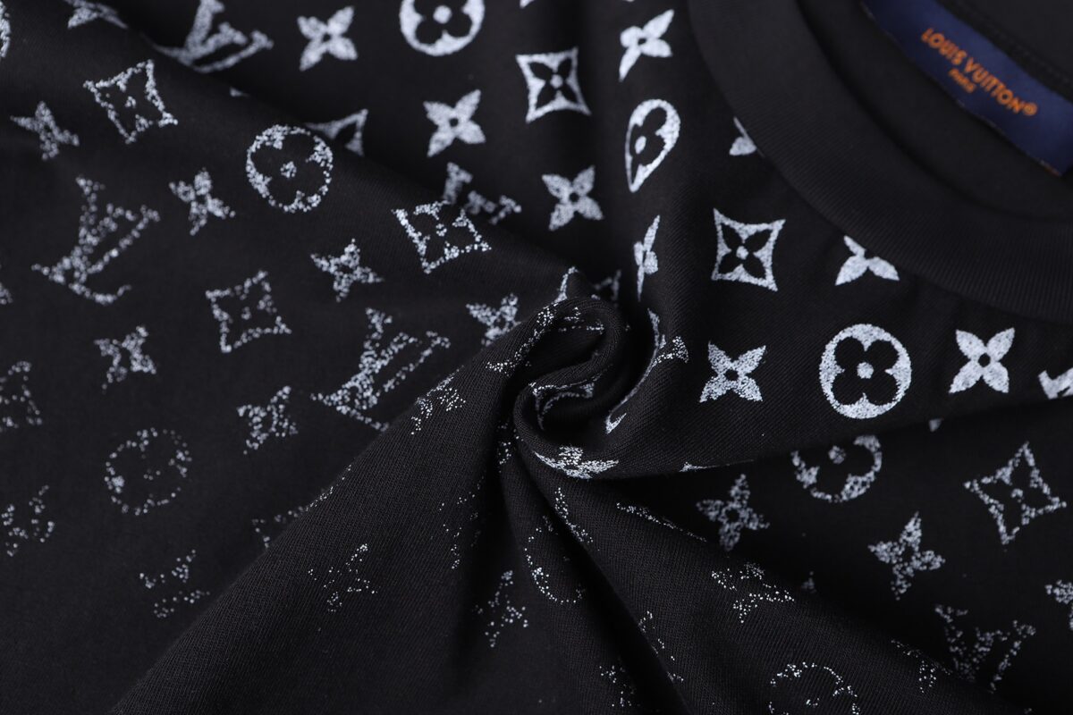 P115 LOUIS VUITTON 经典渐变棉质圆领短袖 正品8450购入开发，21支精疏棉平纹面料，1*1索罗纳罗纹，面料酵洗，胶浆印花，定制1：1商标，合身版型 尺码：S M L XL