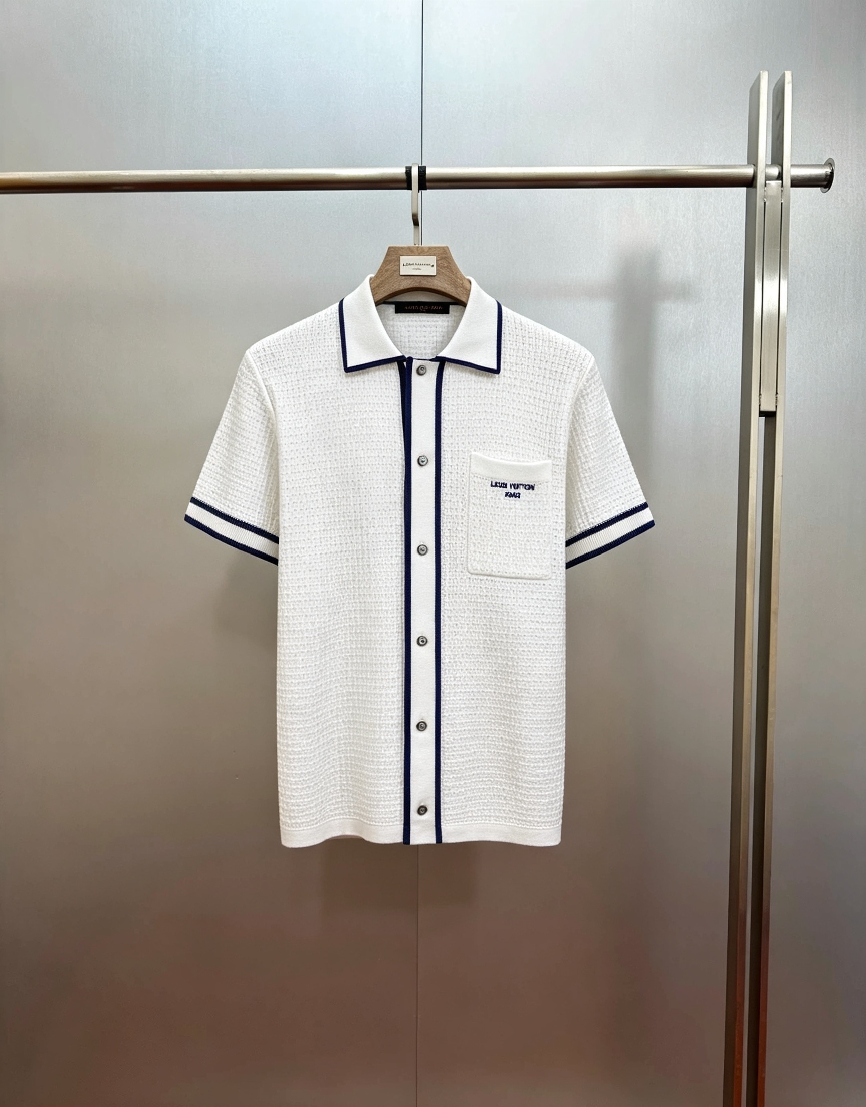 weigou_172227_0_f4c6f977cf P205 LOUIS VUITTON 26SS华夫格刺绣标识短袖衬衫 正品15100购入开发,40支精疏棉两股棉纱,采用德国进口(SOTO)14针织机,进口刺绣,模版刺绣,面料酵洗,定制1:1皮牌,定制1:1纽扣、定制1:1商标,合身版型 尺码:S M L XL