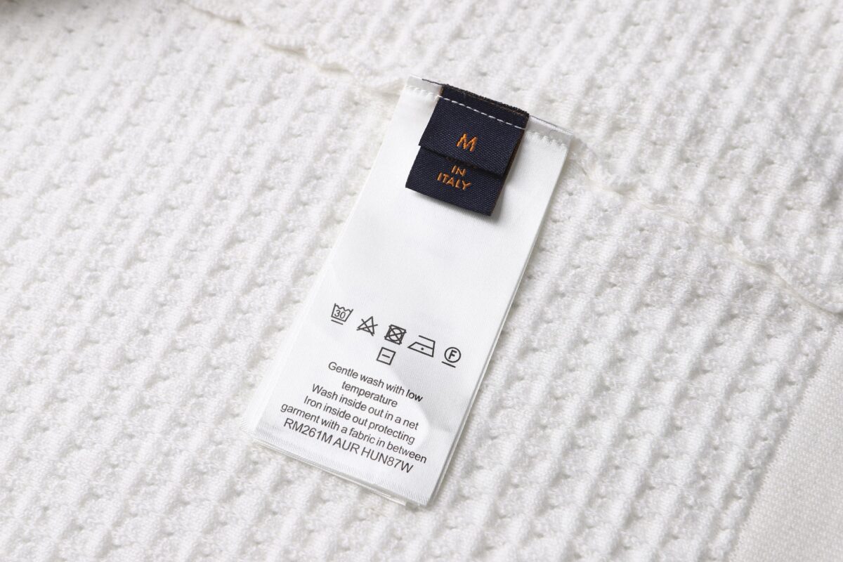 P205 LOUIS VUITTON 26SS华夫格刺绣标识短袖衬衫 正品15100购入开发，40支精疏棉两股棉纱，采用德国进口(SOTO)14针织机，进口刺绣，模版刺绣，面料酵洗，定制1：1皮牌，定制1：1纽扣、定制1：1商标，合身版型 尺码：S M L XL