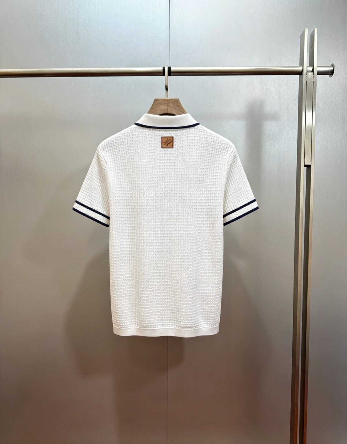P205 LOUIS VUITTON 26SS华夫格刺绣标识短袖衬衫 正品15100购入开发，40支精疏棉两股棉纱，采用德国进口(SOTO)14针织机，进口刺绣，模版刺绣，面料酵洗，定制1：1皮牌，定制1：1纽扣、定制1：1商标，合身版型 尺码：S M L XL