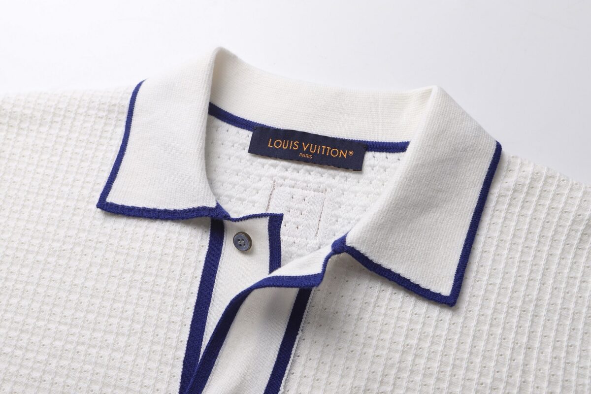 P205 LOUIS VUITTON 26SS华夫格刺绣标识短袖衬衫 正品15100购入开发，40支精疏棉两股棉纱，采用德国进口(SOTO)14针织机，进口刺绣，模版刺绣，面料酵洗，定制1：1皮牌，定制1：1纽扣、定制1：1商标，合身版型 尺码：S M L XL